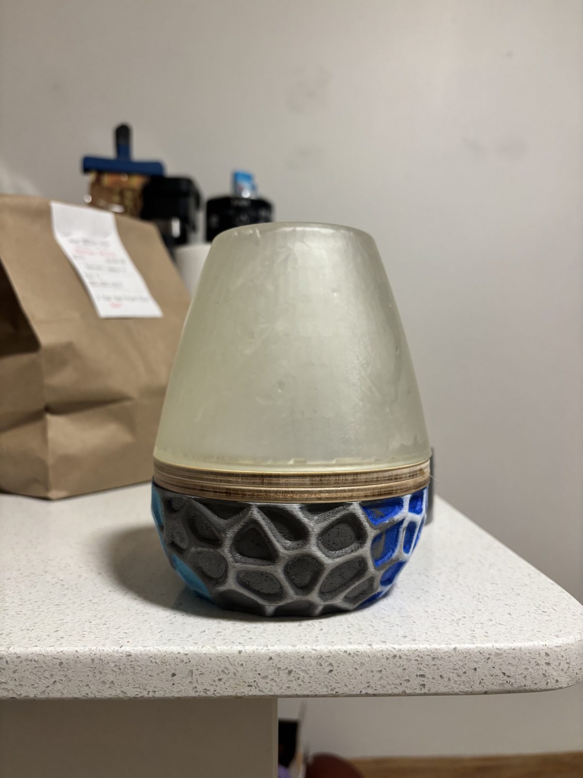 Color test of the lamp base, unlit, in daylight
